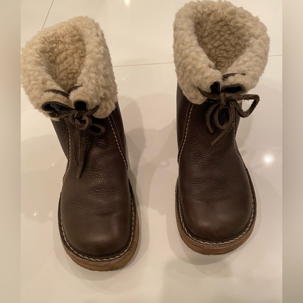 Arhus duck feet chocolate brown leathered and wool boots